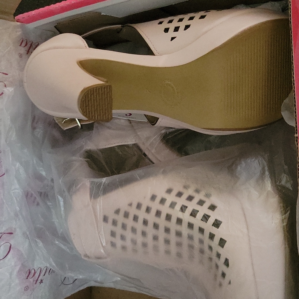 Heels - Picture 3 of 3